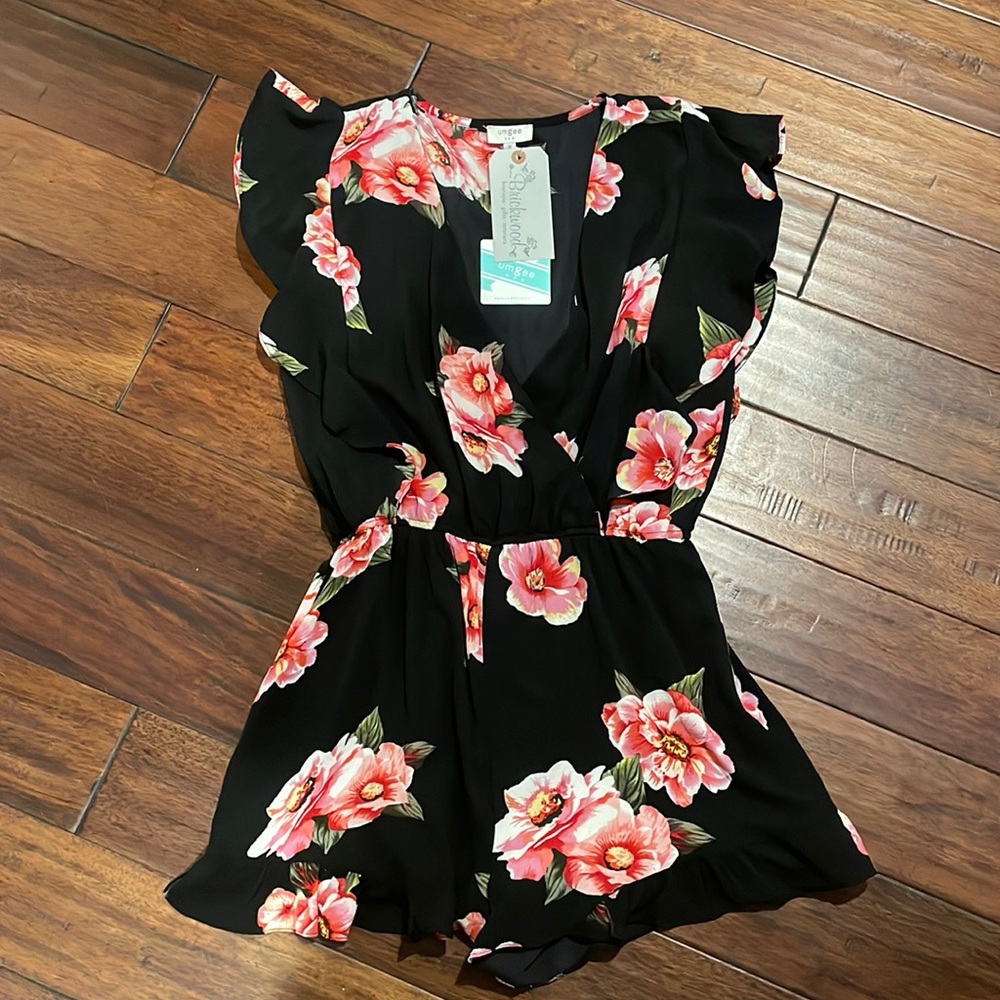 Black Umgee floral Romper; Size M;